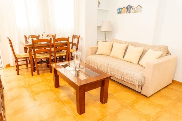 Casa El Lance: Patio junto al Paseo Marítimo — Barbate