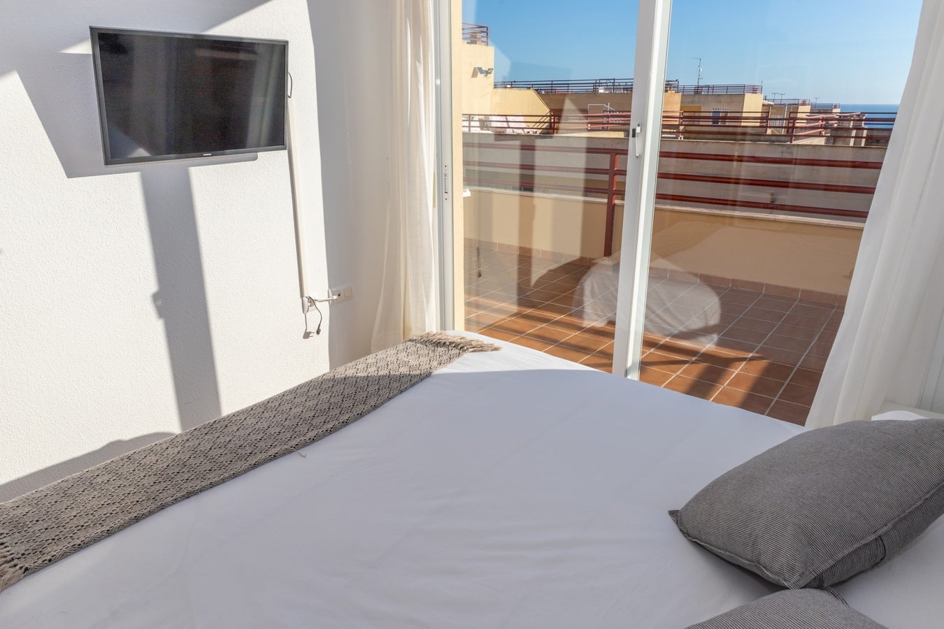 Frente al mar en Los Caños: Terraza y piscina — foto 14