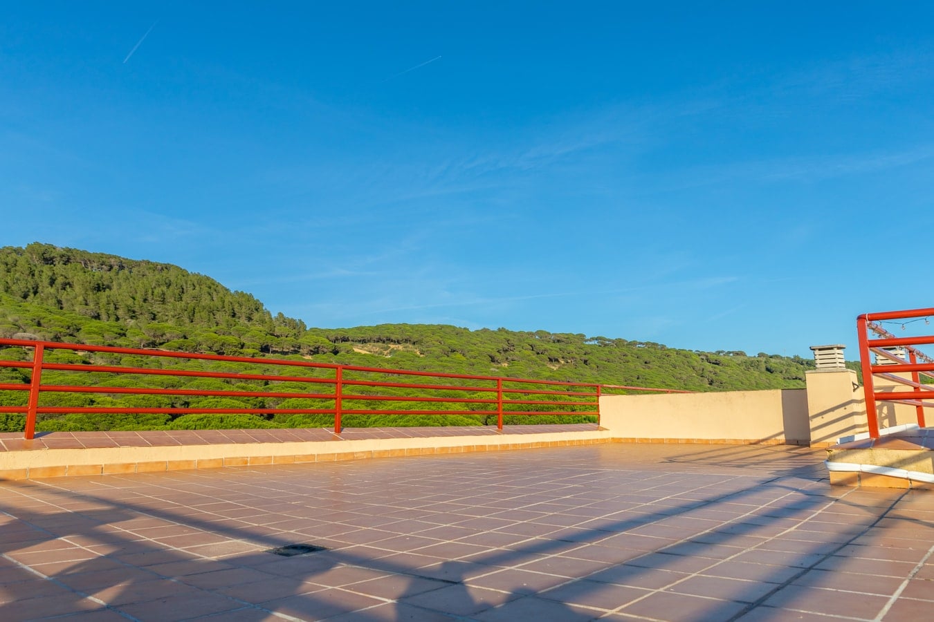 Frente al mar en Los Caños: Terraza y piscina — foto 19